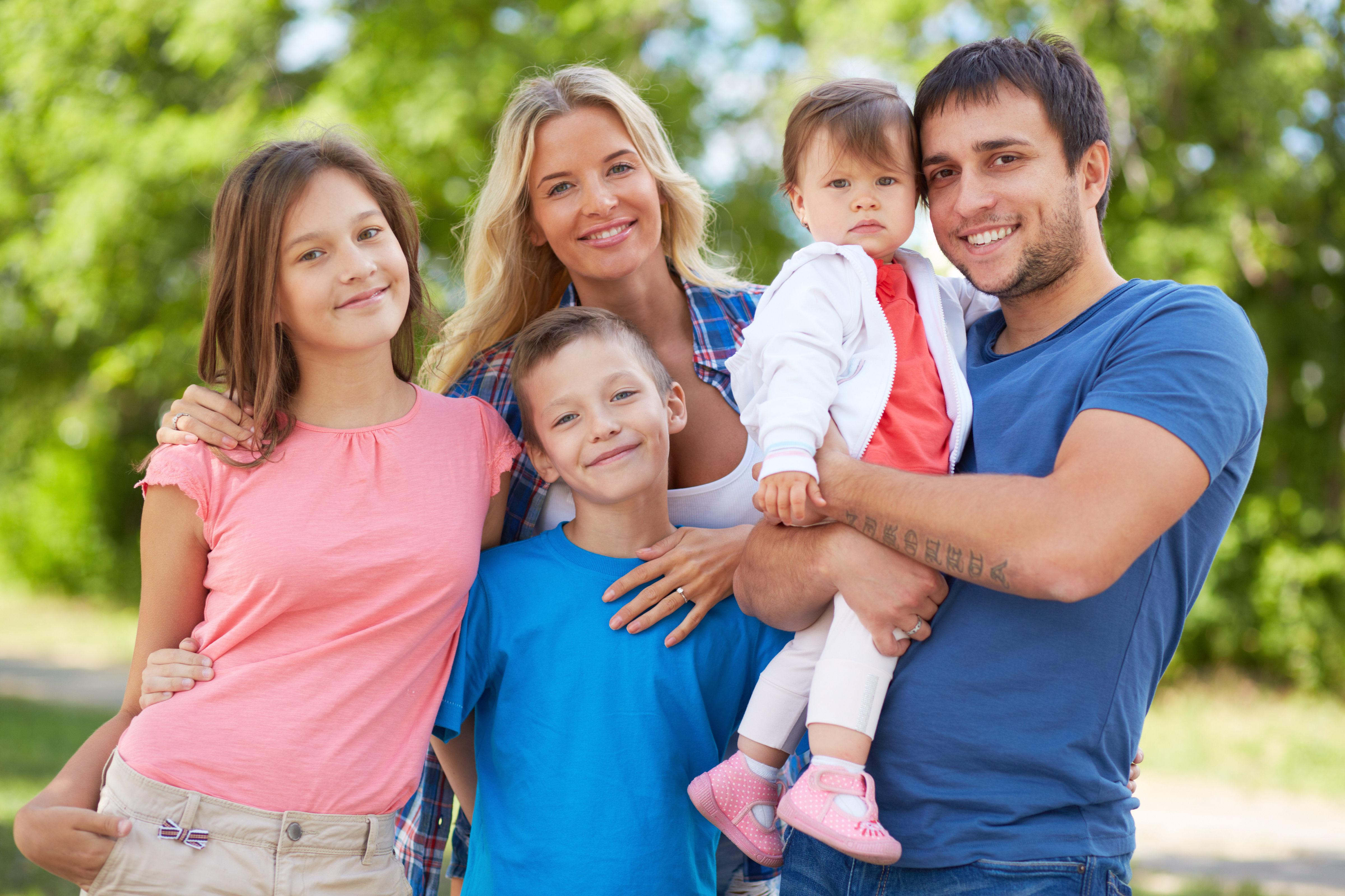 Екатерина Цой/happy-parents-with-their-children-in-the-park.jpg
